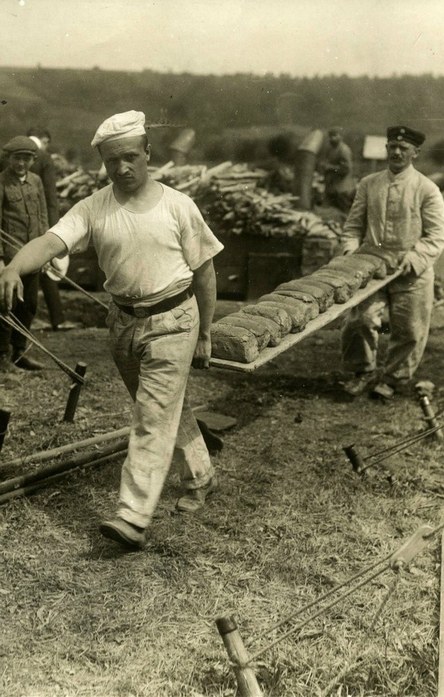 Niemieccy piekarze frontowi niosą chleb (1914)