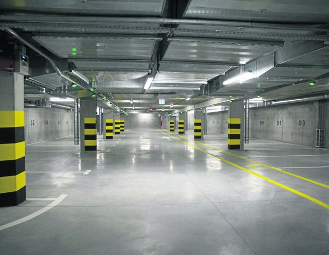 Naziemny parking może jednocześnie pomieścić 185 samochodów