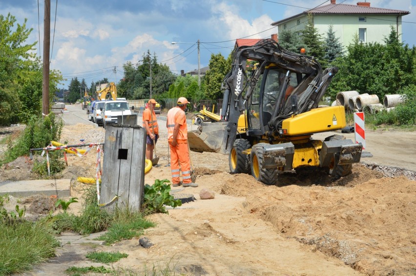 Ulica Rzeczki w Ostrowcu rozkopana. Będzie nowe skrzyżowanie i jezdnia (zdjęcia, wideo)