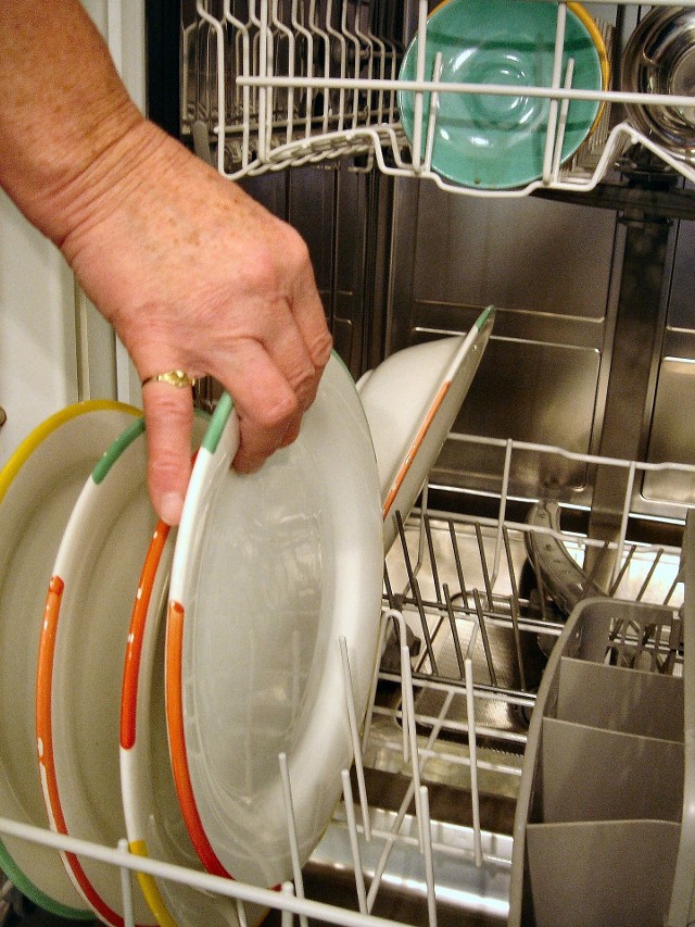 Obecnie jednym z najpopularniejszych urządzeń w domu jest zmywarka. Choć domyślnie jest wykorzystywana do mycia naczyń, obecnie ma ona o wiele innych zastosowań. O większości z nich nawet byśmy nie pomyśleli. Co można myć w zmywarce, aby zaoszczędzić czas? A czego lepiej nie wkładać do urządzenia?