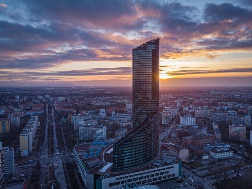 Sky Tower jest najwyższym budynkiem nie tylko we Wrocławiu,...