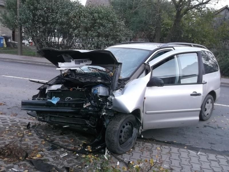 Wypadek na Zajączkowskiej. Volkswagen śmiertelnie potrącił pieszego i uderzył w drzewo (ZDJĘCIA)