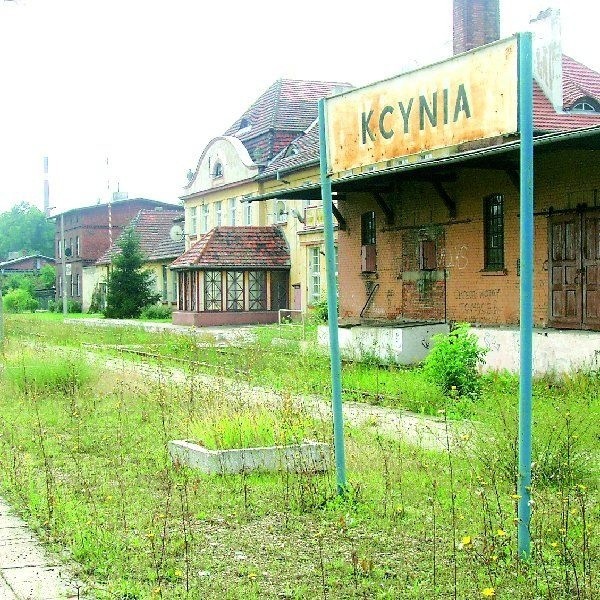 Tak wygląda z peronów budynek dworca. Z bliska jest dużo  gorzej. Obiekt szpeci miasto od lat.