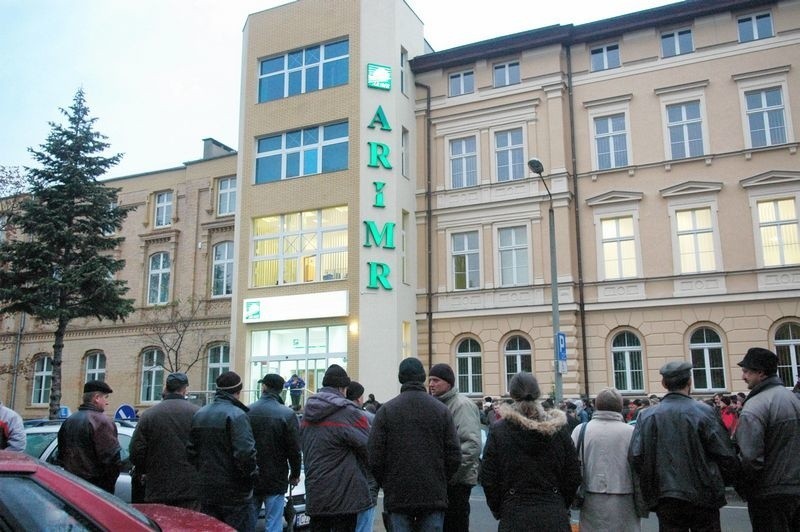 Kolejki przed toruńskim ARiMR-em