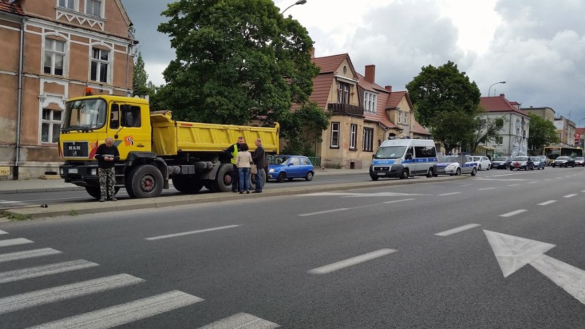 Na ul. Wrocławskiej ciężarówka w jechała w volkswagena.