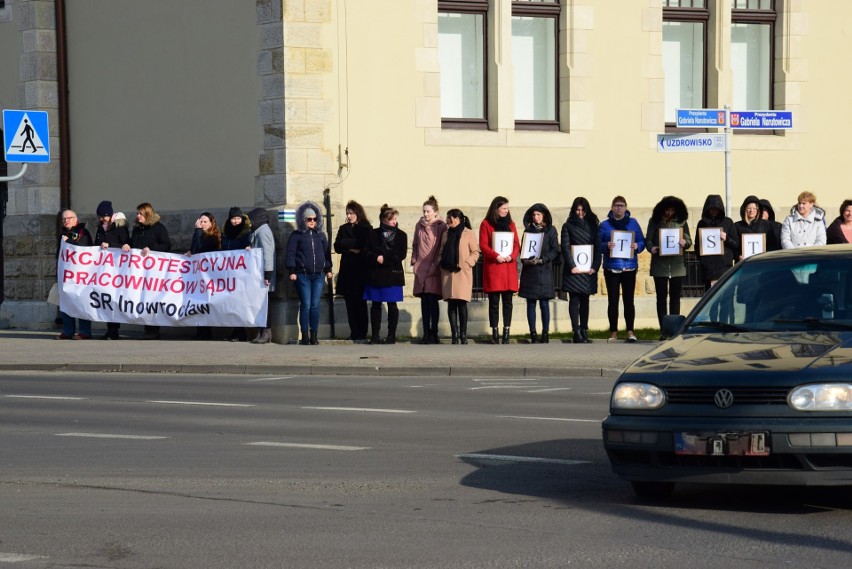 Już drugi miesiąc pracownicy administracji Sądu Rejonowego w...