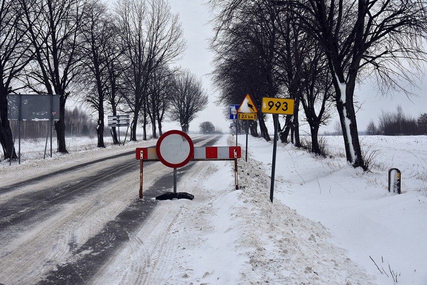 Zima zablokowała drogę wojewódzką, drogowcy są bezradni [ZDJĘCIA]