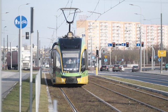 Konieczne było wyłączenie prądu w sieci trakcyjnej, dlatego tramwaje kursowały w obu kierunkach objazdem przez Górny Taras Rataj.