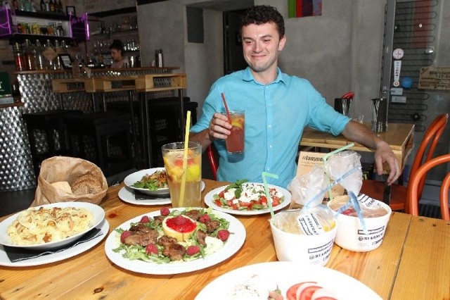 Paweł Chwastowski, barman w kieleckim gastrobarze Renament prezentuje sezonowe przysmaki z bobem i kurkami oraz lemoniady, które można zamówić także na wynos.