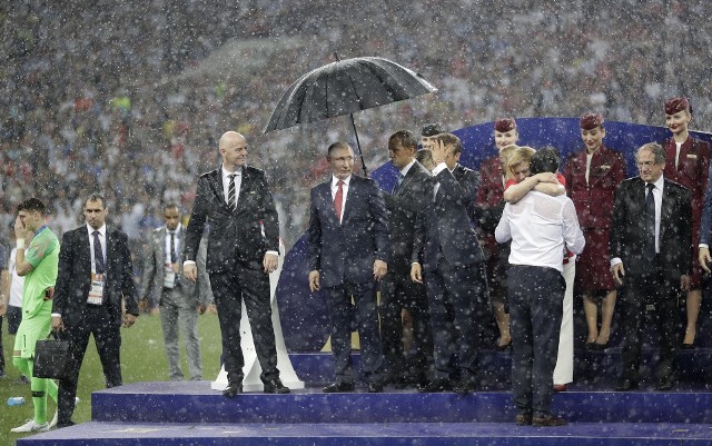 Po finale Mundialu ani kropla z tej nawałnicy nie spadła na Putina. Tylko on pozostał suchy