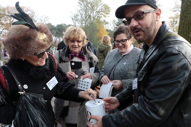 We Wszystkich Świętych ruch na największym cmentarzu w Grudziądzu od rana jest duży. Na nekropolii trwa kwesta na odnowę zabytkowych nagrobków.