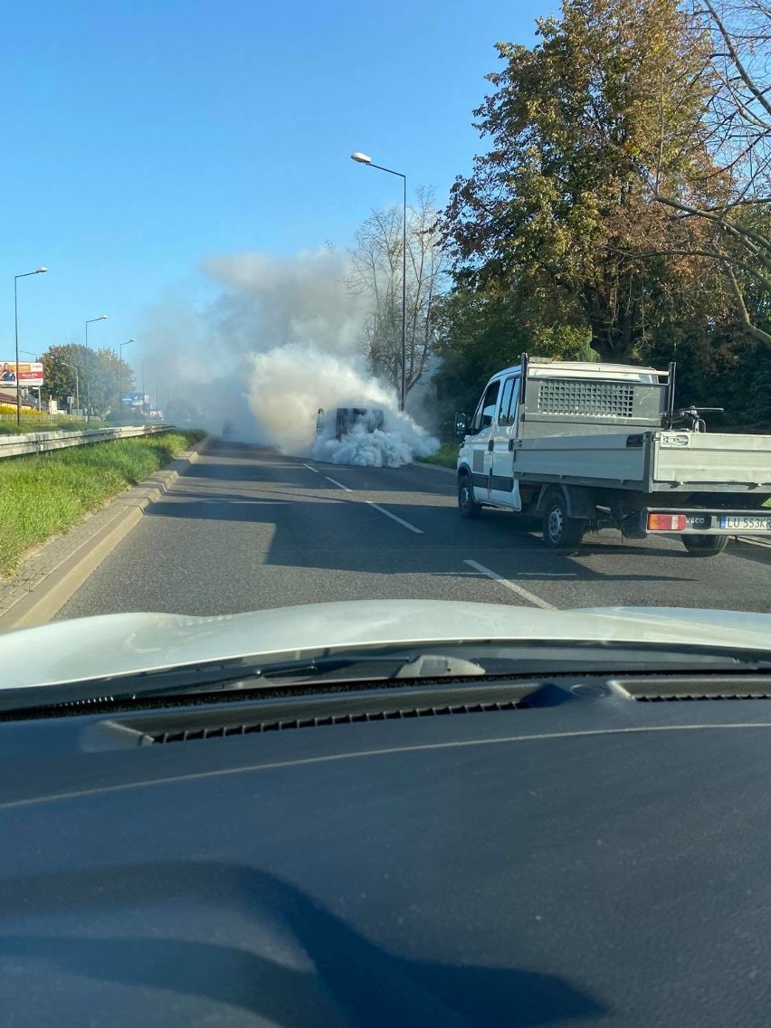 Samochód w kłębach dymu na al. Spółdzielczości Pracy w Lublinie. Zobacz zdjęcia 