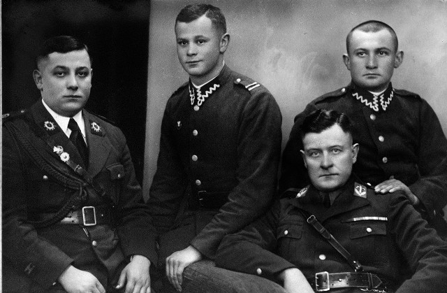 Poniżej: Nikodem Renc (na pierwszym planie na dole po prawej) z synami. Od lewej: Alfred, Józef (instruktor harcerski, rozstrzelany wraz z ojcem), Wilhelm (żołnierz polski, zmarł przed wybuchem wojny).
