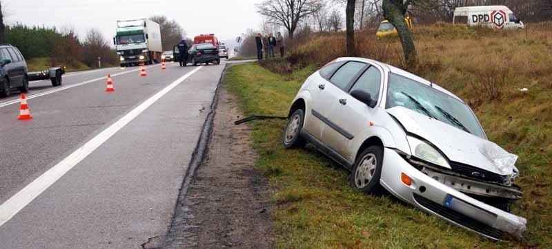 Cała rodzina z forda focusa trafiła do szpitala.