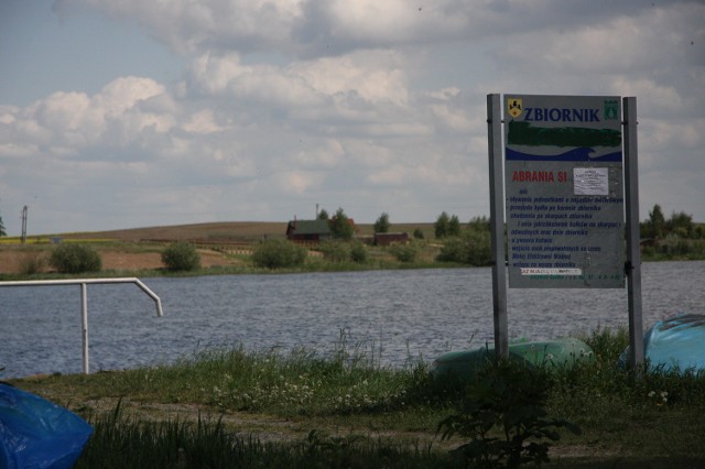 Zbiornik retencyjny należy do gminy Namysłów. Administrują nim namysłowskie wodociągi.