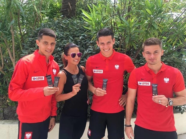 Bartosz Kapustka (z lewej), Anna Lewandowska (żona Roberta), Mariusz Stępiński i Karol Linetty. Trzej widoczni na zdjęciu piłkarze opuścili Polskę po Euro 2016