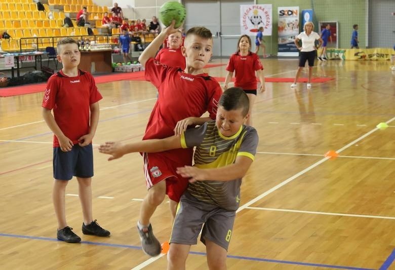 Szkoła Podstawowa z malutkiego Kłucka w gminie Radoszyce zagrała w finale dziecięcej piłki ręcznej w Kielcach i zajęła czwarte miejsce