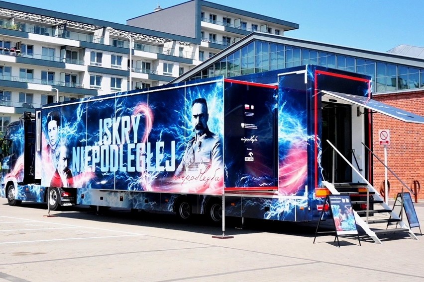 Ciężarówki z multimedialną wystawą o zasłużonych Polkach i...