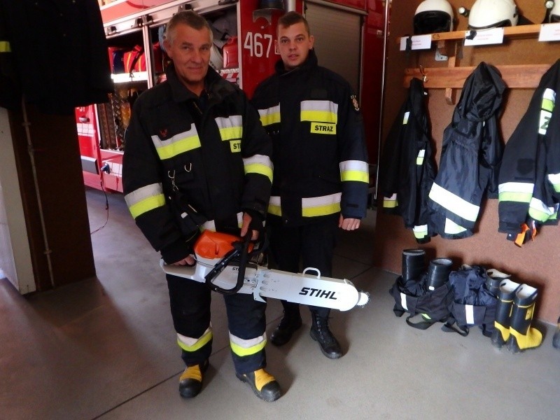Strażacy z OSP Prawda dostali w prezencie piłę spalinową 