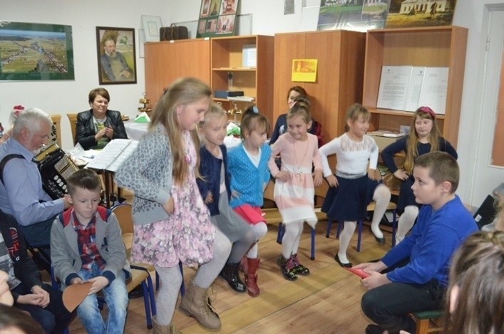 „Andrzejkowe Muzykowanie” w Sycynie. Uczniowie tańczą do...