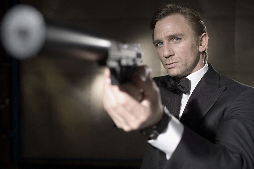 James Bond dostaje poważne zadanie. Wraz z uroczą...