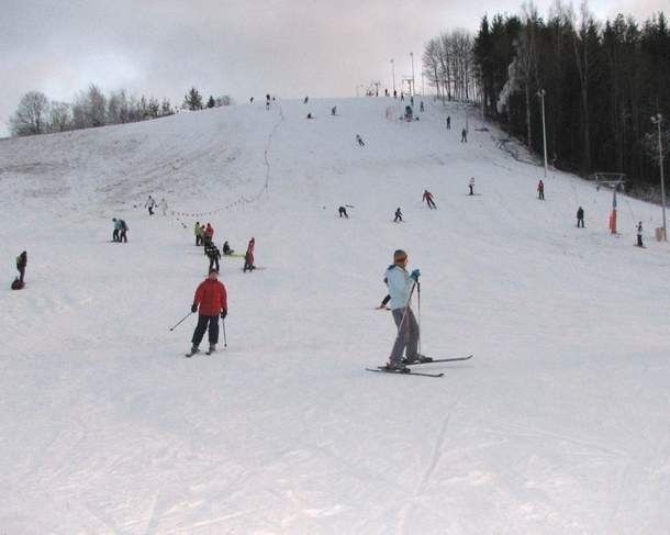 Tłumy ludzi jeżdżą od rana w ośrodku narciarskim "Szelment"