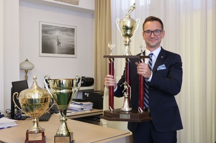 Widzew Łódź. Minister pomógł odzyskać widzewskie trofea