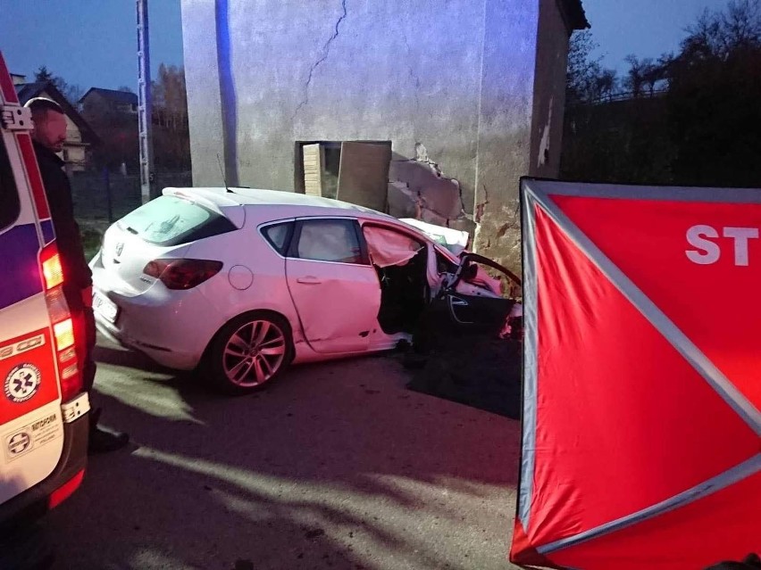 Tragedia o poranku w miejscowości Gromadzice. Samochód uderzył w kapliczkę, kierowca nie żyje. Zobacz zdjęcia