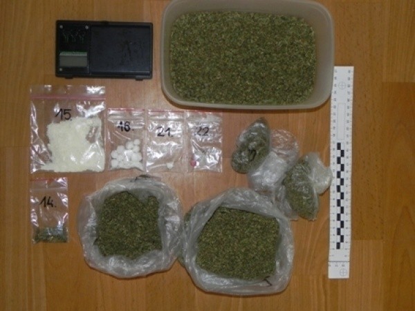 Policjanci znaleźli w lubelskim mieszkaniu 200 g suszu konopi, prawie 20 g amfetaminy i 2 tabletki ekstazy