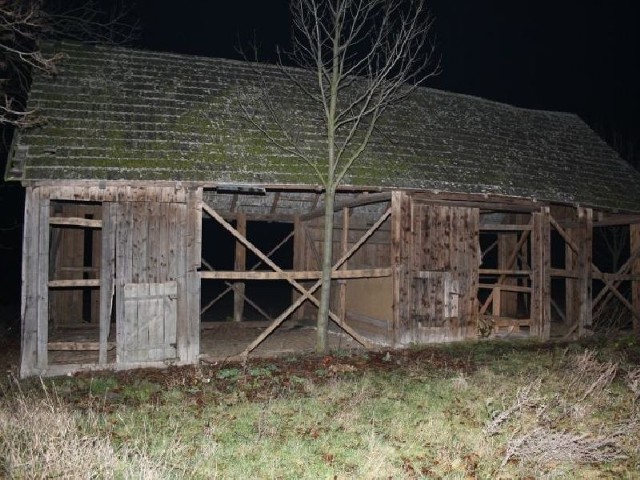 Przez kilka tygodni ktoś rozbierał stodołę w powiecie jędrzejowskim zabierając z niej deski.