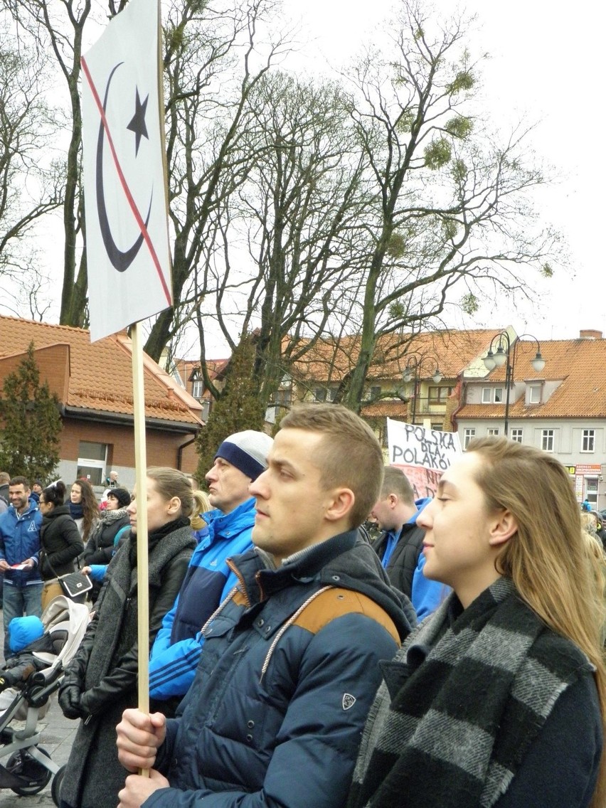 Olecko. Wielki protest w centrum miasta. Nie chcą uchodźców (zdjęcia)