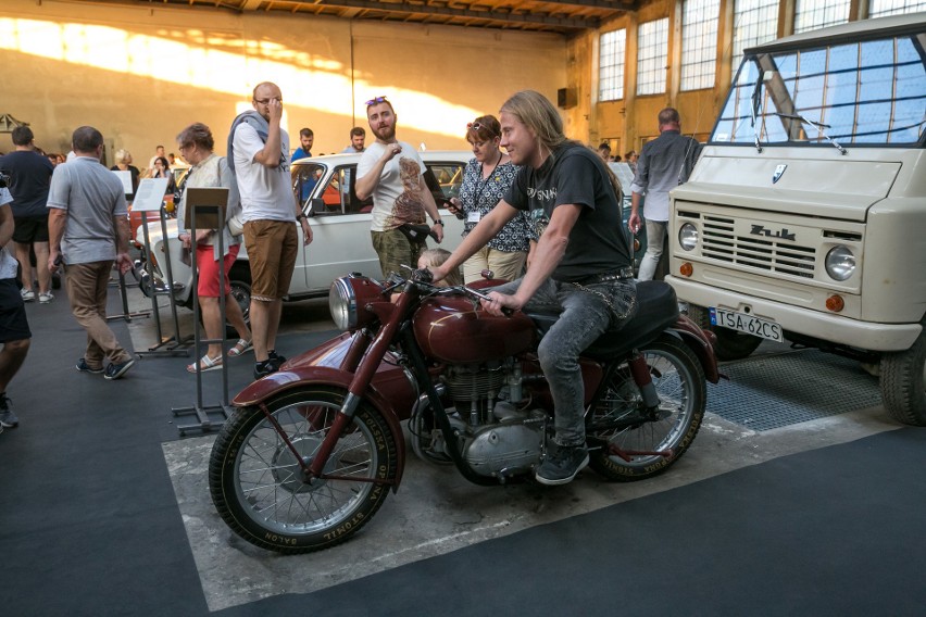 Otwarcie wystawy Moto-historie w Hangarze Czyżyny. Zabytkowe pojazdy zrobiły furorę! [ZDJĘCIA]
