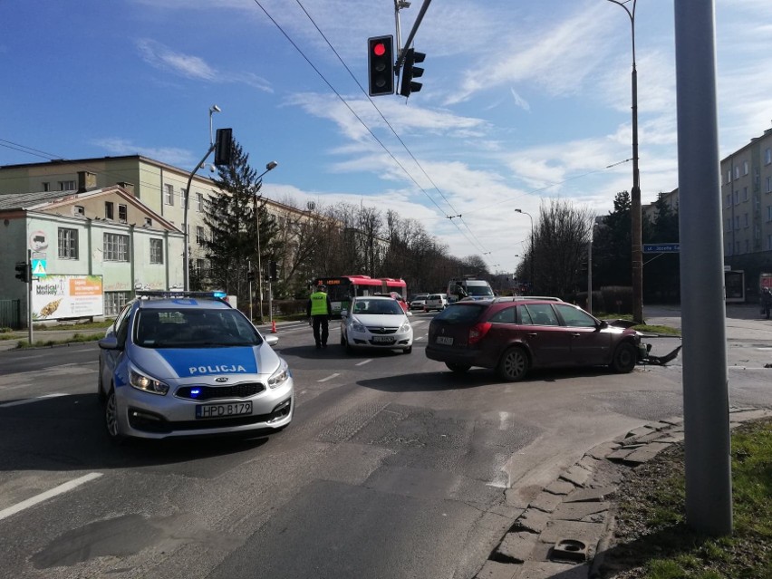 Na miejscu pracuje policja i straż pożarna