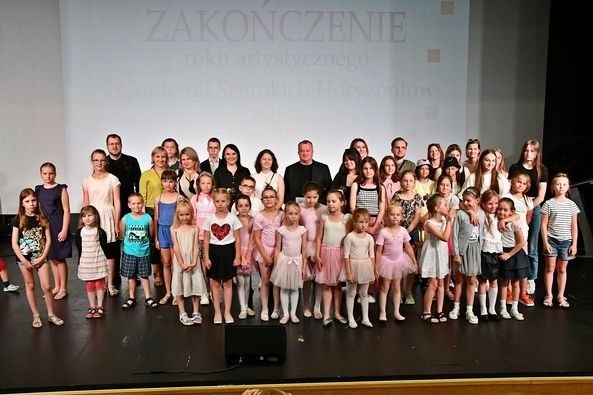 Dzieci wystąpiły na scenie w czwartek, 23 czerwca.