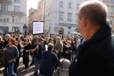 "Czarny protest" na Rynku Głównym w Krakowie. Nie chcą zaostrzenia prawa aborcyjnego [ZDJĘCIA]