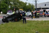 Dachowanie na al. Bandurskiego w Łodzi. Samochód na dachu ZDJĘCIA