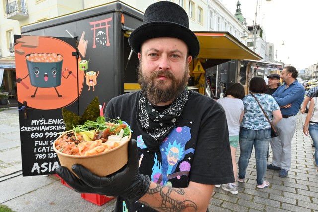 Na zdjęciu Jakub Antoniszak Sushi Banzai & Fuji Sushi i Catering, który zaprasza na sushi w streetfoodowym wydaniu.