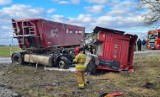 Zderzenie ciężarówki z pociągiem pod Piechcinem. Kierowca trafił do szpitala [zdjęcia]