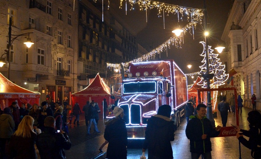 Świąteczna ciężarówka Coca-Coli przyjechała do Łodzi [ZDJĘCIA+FILM]