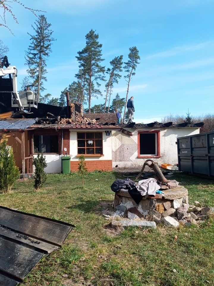 Mieszkańcy Redęcina w sobotę sprzątali pogorzelisko wypalonego domu