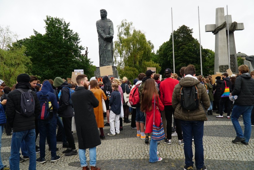 W piątek, 24 września, w całym kraju młodzież zebrała się,...