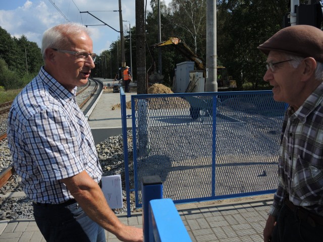 Ryszard Teterycz i Stanisław Redwańczyk, mieszkaniec Świnoujścia, podziwiają nowy przystanek Świnoujście Warszów.