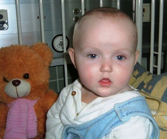Ośmiomiesięczna Weronika od listopada przebywa w kieleckim szpitalu. Jej rodzice wierzą, że pokona chorobę. 