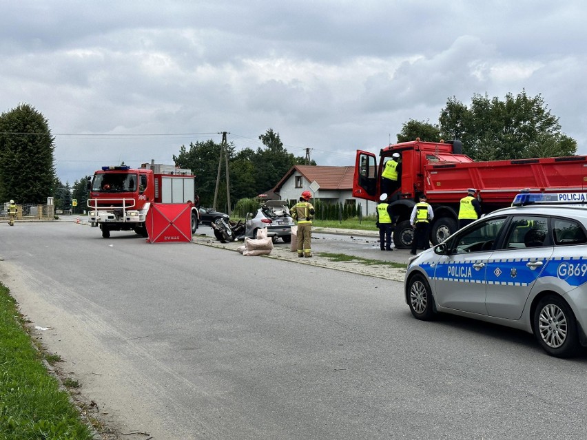 Śmiertelny wypadek w Świniarsku. Osobówka wbiła się samochód ciężarowy. Nie żyje 21-letni mężczyzna