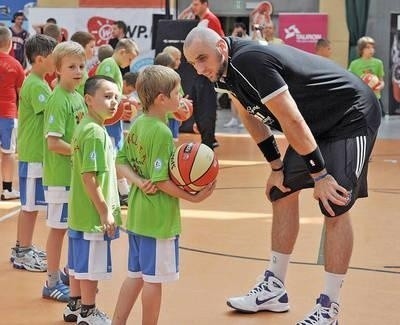Jak robić postępy w koszykówce? - podpowiadał w Krakowie Marcin Gortat najmłodszym Fot. Wacław Klag