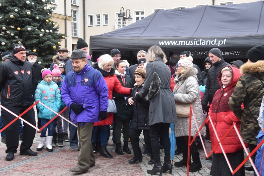 WOŚP 2019 Opole. Ponad 400 osób wcisnęło się do serca na opolskim Rynku! Czy to rekord? Zobacz zdjęcia i wideo