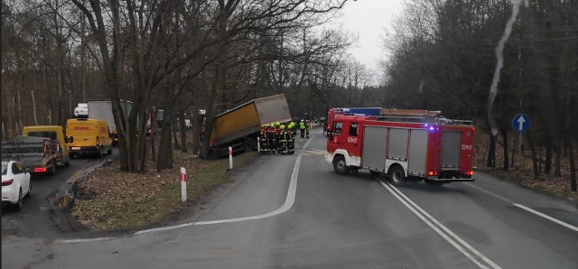 Policja kieruje objazdem obok miejsca wypadku