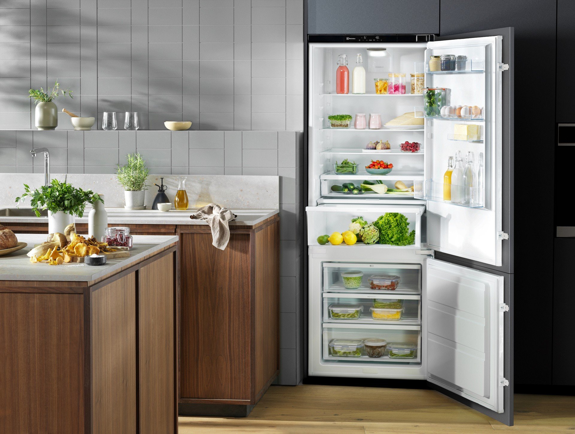 Lepsze przechowywanie, mniej wyrzucania: jak wykorzystać dobrze półki w  lodówce | Strona Kuchni