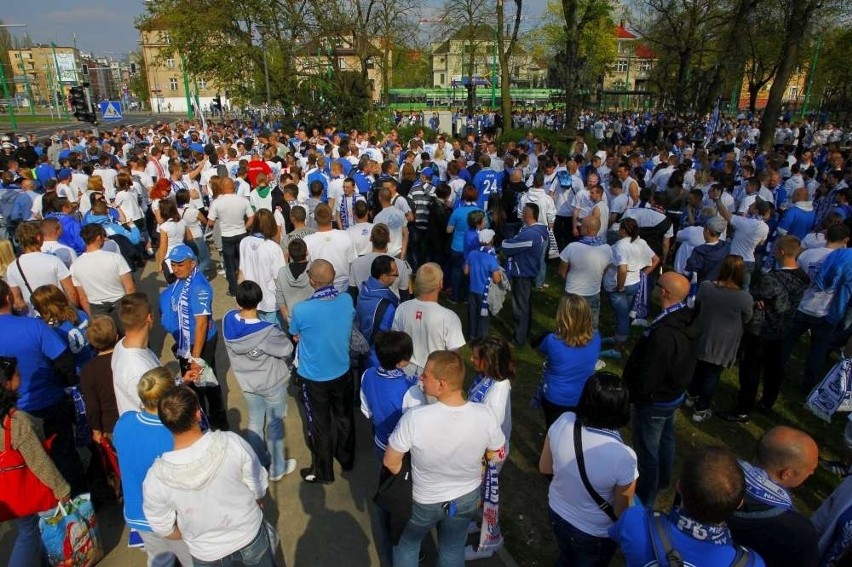 Kibice Lecha Poznań przemaszerowali na stadion przy...