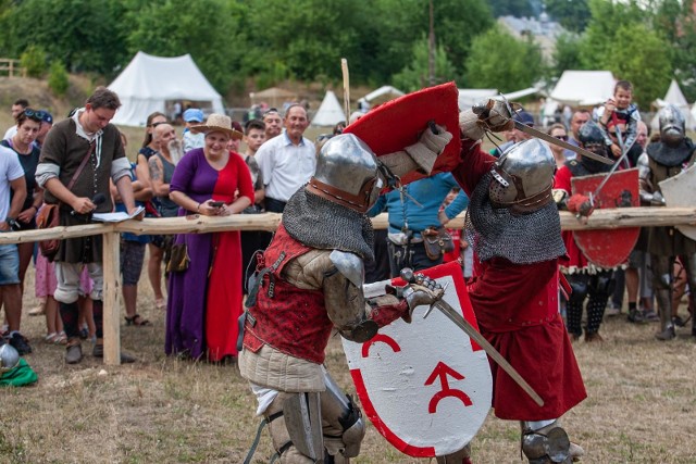 W Koronowie w dniach 27-28 lipca odbywa się XVII Jarmark Cysterski. W tym roku impreza została zorganizowana nie na tzw. błoniach tuszyńskich, lecz po raz pierwszy przy ul. Klasztornej w Koronowie (za bazyliką, obok stadionu). Zapraszamy do obejrzenia zdjęć z soboty. W niedzielę - inscenizacja bitwy pod Koronowem. Program na niedzielę:11:00 - Msza św. Rycerska łacińska w Bazylice12:15 - Złożenie kwiatów pod pomnikiem "Bitwy pod Koronowem" (tylko oficjalna reprezentacja organizatorów)13:00 - Promocja stoisk historycznych i regionalnych13:30 - Pokaz sokolnika15:00 - Inscenizacja Bitwy pod Koronowem16:40 - Pokaz rycerzy konnych17:40 - Oficjalne zakończenie imprezy